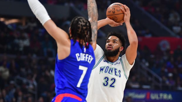 Karl-Anthony Towns shoots